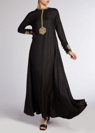 The embroidery featured on our Tayaat Abaya is inspired by Islamic architecture. Showcasing a reimagined geometric pattern on the bodice. Black.